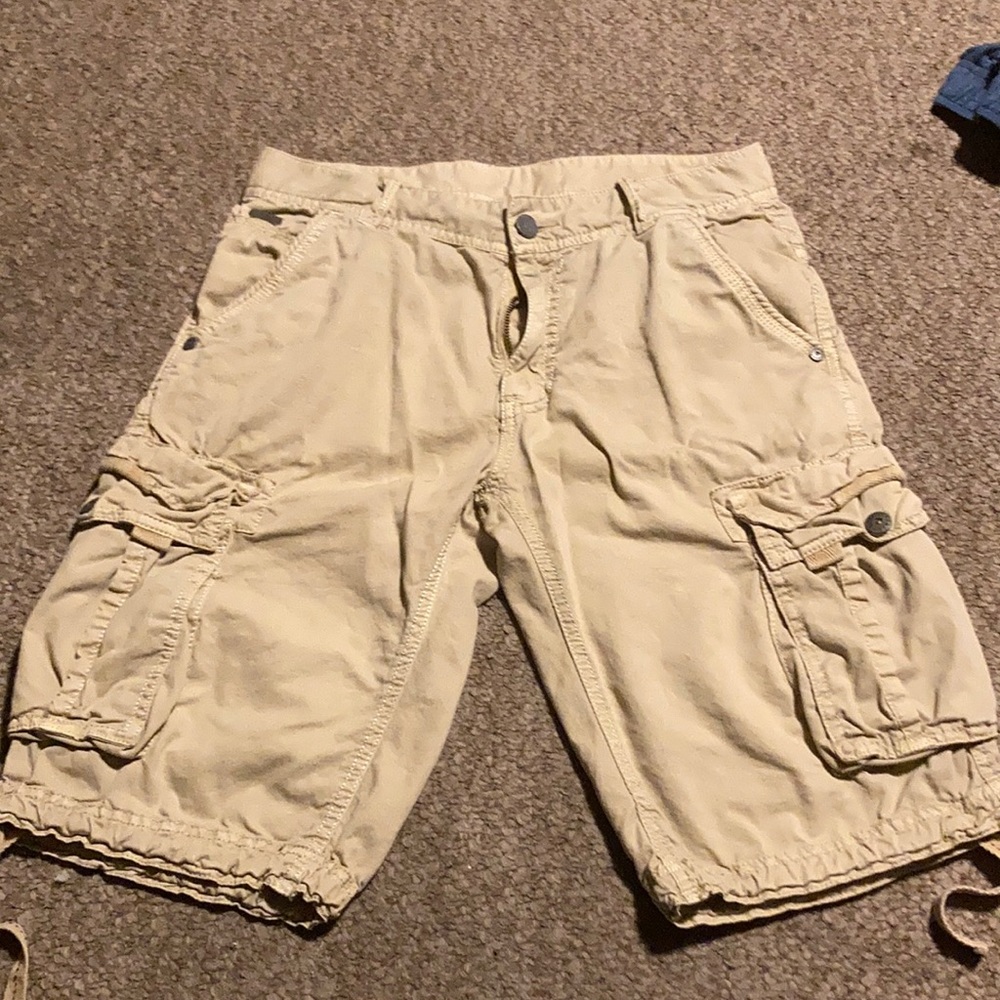 Men’s tan cargo shorts